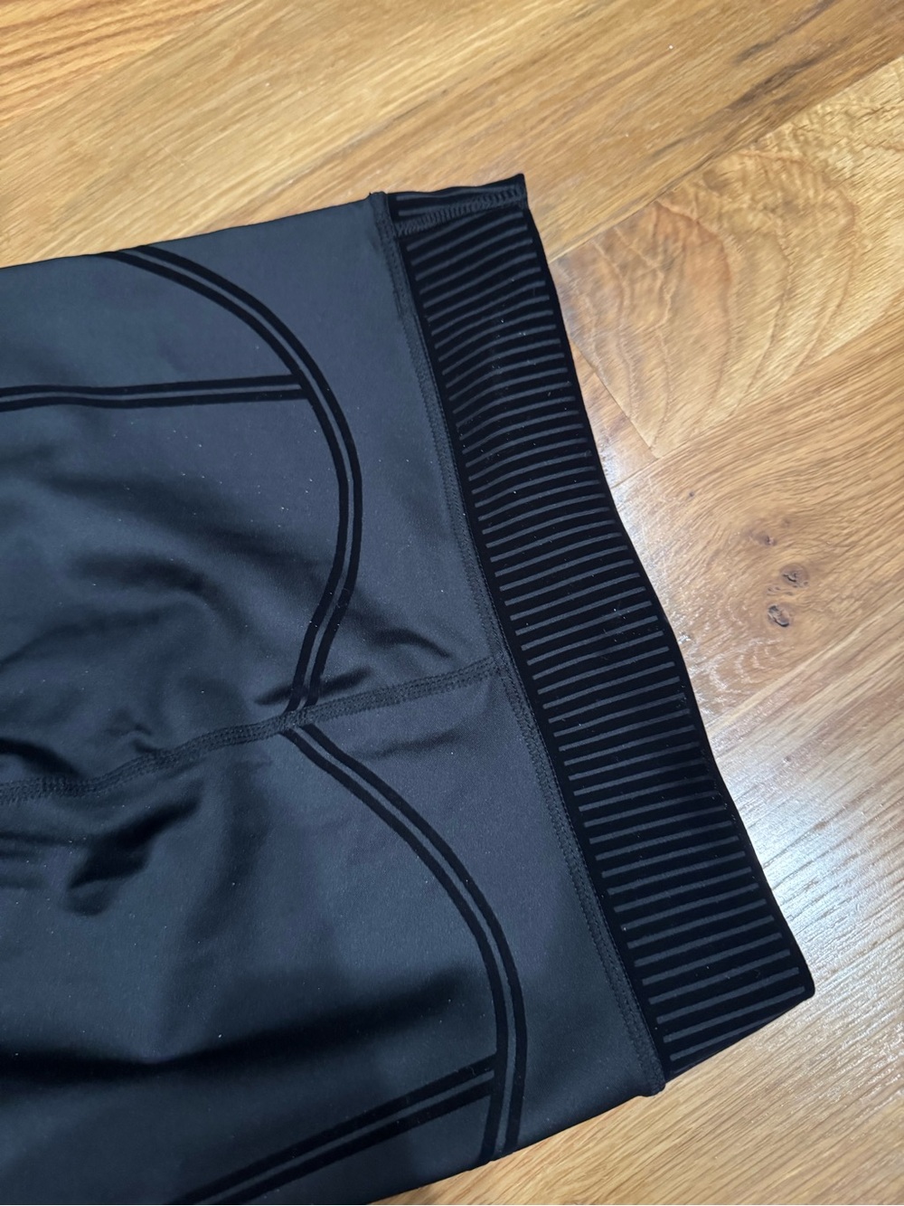 ALO Yoga Women’s Black Tech leggings with Ribbed Waist - Picture 5 of 6